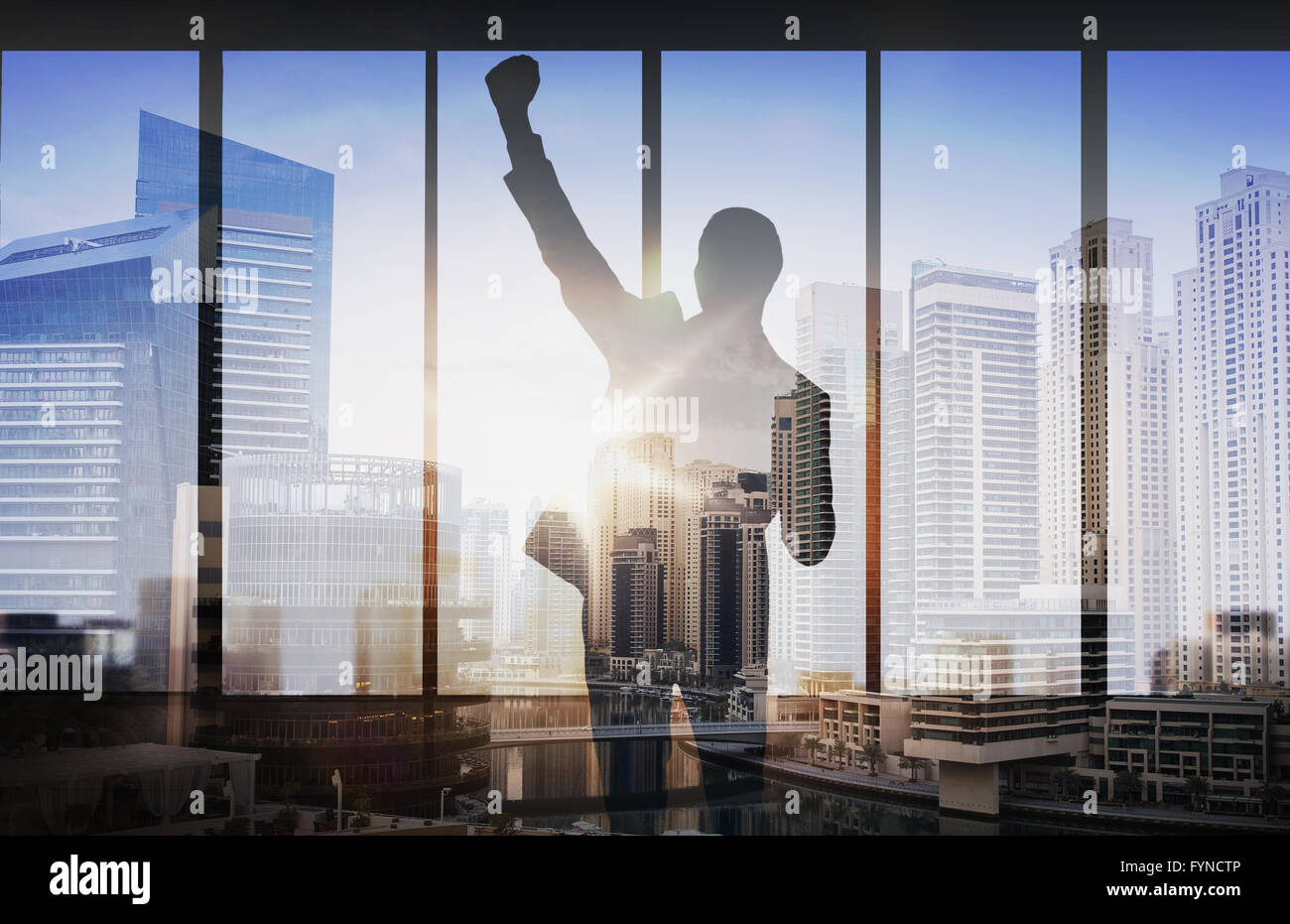 Silhouette di business man su sfondo della città Foto Stock