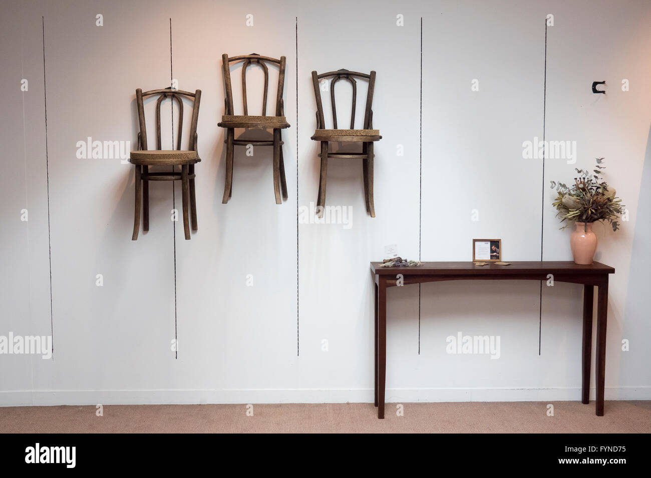 Tre sedie appeso alla parete e tavolo, Shop, Freemantle, Perth, Western Australia Foto Stock