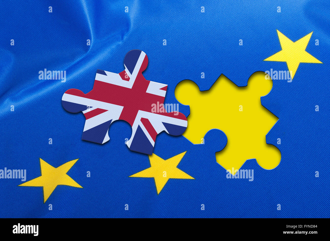 Brexit - dettaglio della Setosa Bandiera Blu della Unione Europea bandiera UE panneggi con il pezzo di puzzle con la Gran Bretagna Foto Stock