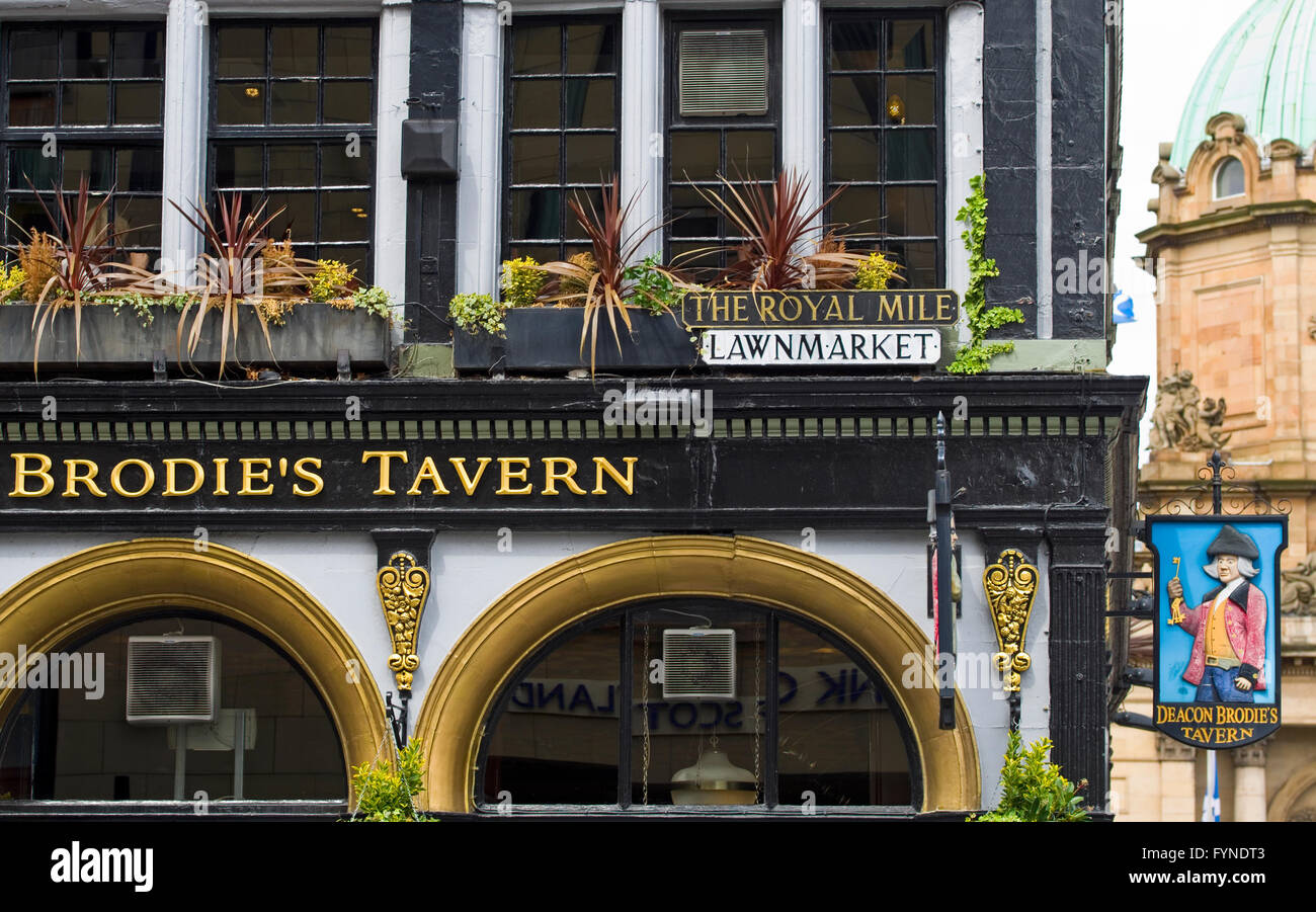 La facciata decorativa ed appendere segno per il diacono Brodie's Tavern, un famoso punto di riferimento su Lawnmarket su Edinburgh Royal Mile. Foto Stock