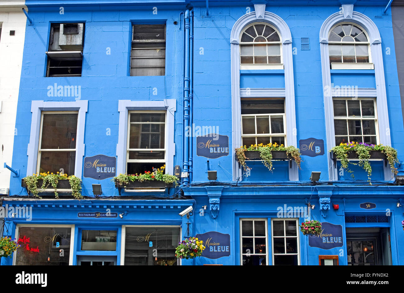 Close-up della facciata del "Maison Bleue' Ristorante e bar caffetteria su Victoria Street, Edimburgo Città Vecchia, Scotland Regno Unito Foto Stock