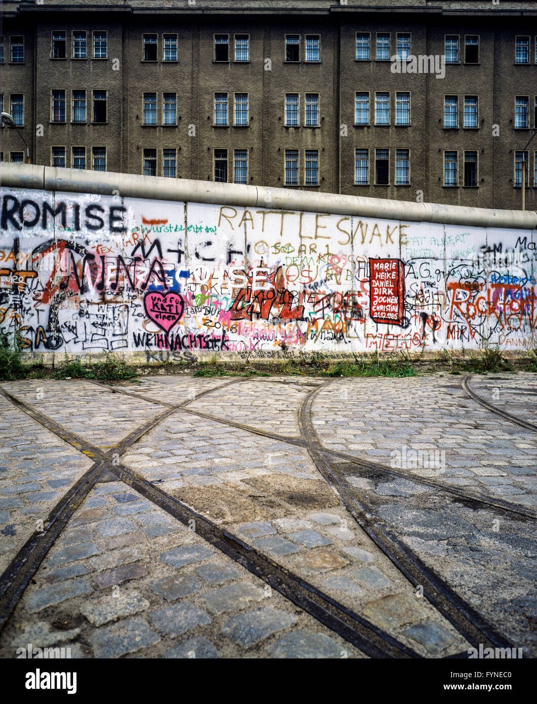 Agosto 1986, muro di Berlino graffitis, tram via terminante in parete, Berlino Est edificio, Berlino Ovest lato, Germania, Europa Foto Stock