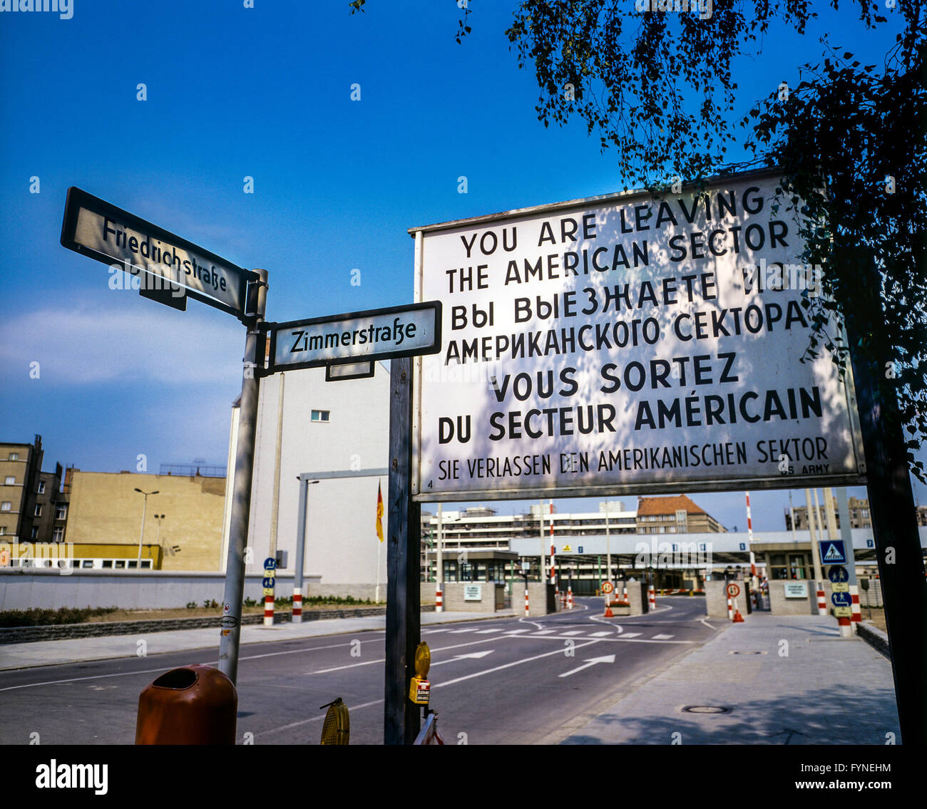 Agosto 1986, lasciando Berlino settore americano cartello segnaletico, Berlino Est cancelli di confine, Zimmerstrasse street, Kreuzberg, Berlino Ovest, Germania, Europa Foto Stock