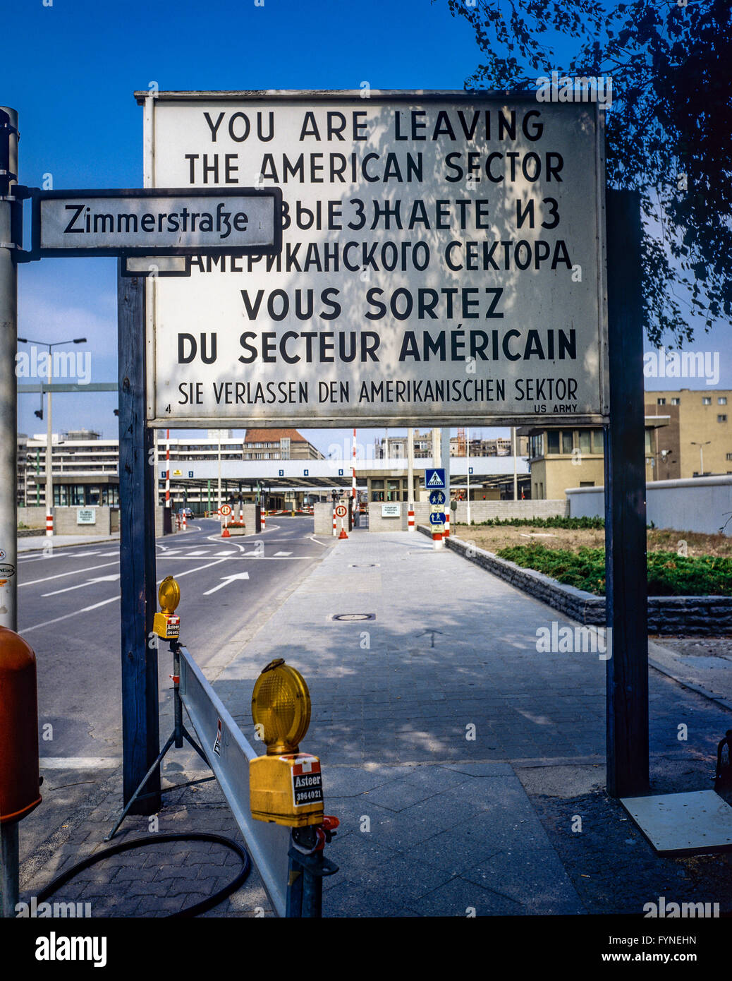 Agosto 1986, lasciando Berlino settore americano cartello segnaletico, Berlino Est cancelli di confine, Zimmerstrasse street, Kreuzberg, Berlino Ovest, Germania, Europa Foto Stock