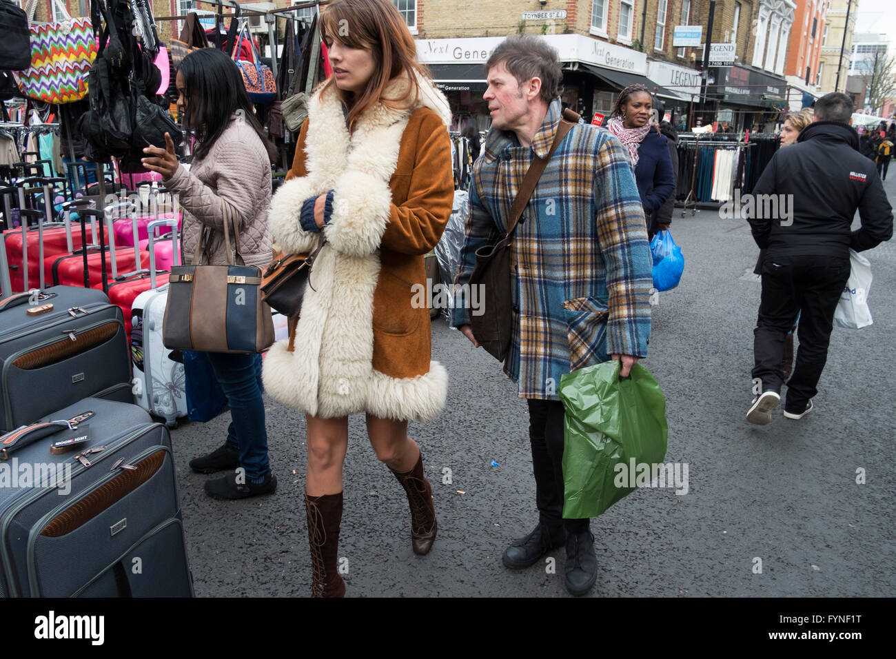 Scena lungo Petticoat Lane market una domenica a Londra, Inghilterra, Regno Unito. Petticoat Lane market è una moda e abbigliamento mercato nell'East End di Londra. Esso consiste di due adiacenti i mercati di strada. Wentworth Street Market è aperto 6 giorni a settimana e Middlesex Street Market è aperto solo di domenica. Foto Stock Scena lungo Petticoat Lane market una domenica a Londra, Inghilterra, Regno Unito. Petticoat Lane market è una moda e abbigliamento mercato nell'East End di Londra. Esso consiste di due adiacenti i mercati di strada. Wentworth Street Market è aperto 6 giorni a settimana e Middlesex Street Market è aperto solo di domenica. Foto Stock