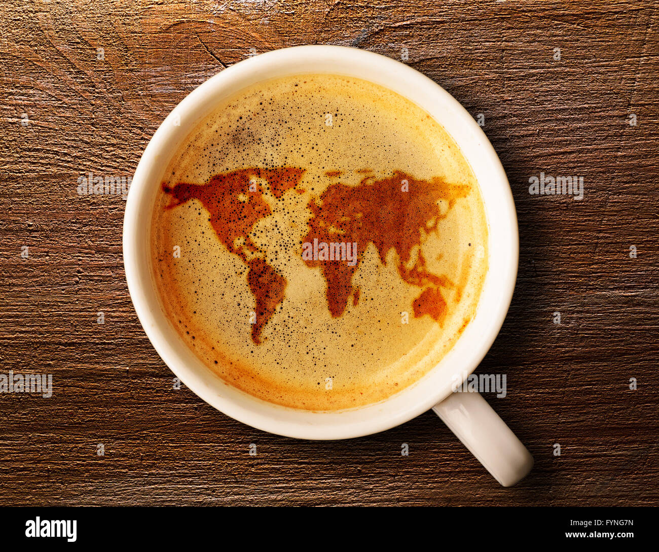 Tazza di caffè espresso fresco sul tavolo Foto Stock