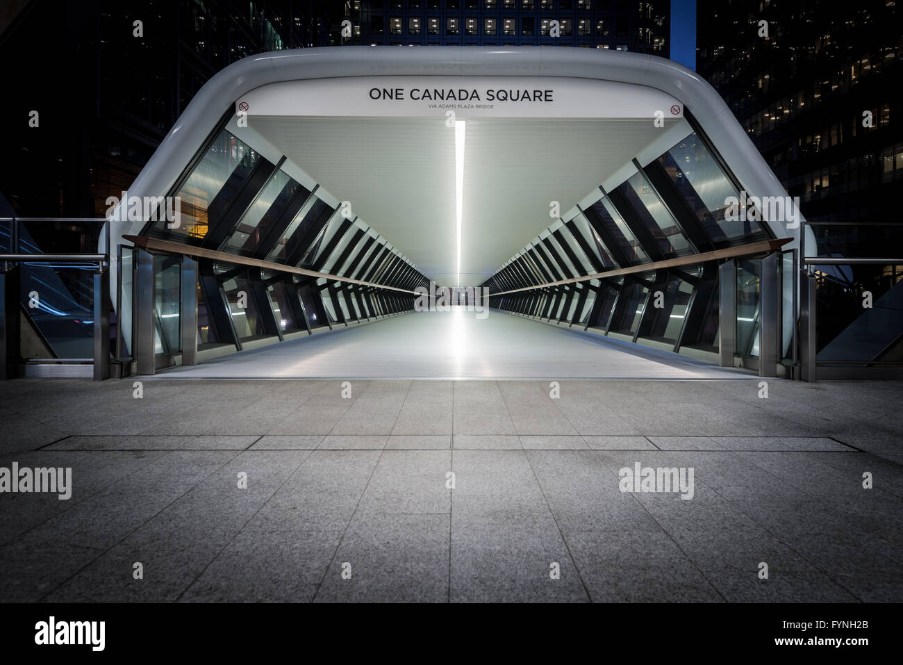 Crossrail tunnel che conduce a One Canada Square, Canary Wharf, London, Regno Unito Foto Stock