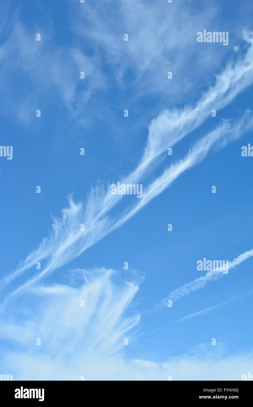 Cluds e prove di vapore in un blu cielo ventoso Foto Stock