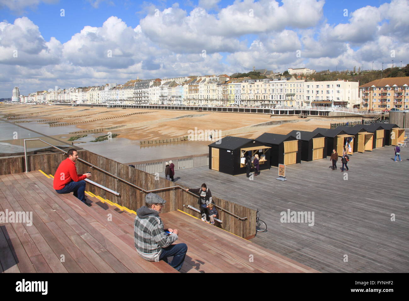 HASTINGS PIER IN EAST SUSSEX, il 27Aprile 2016,il giorno ha riaperto dopo molti anni chiusa,mostra Pier e il lungomare Foto Stock