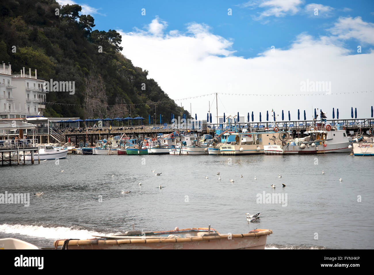 Il centro storico di Sorrento scendendo nell'originale porto dei pescatori di Marina Grande di Sorrento Foto Stock