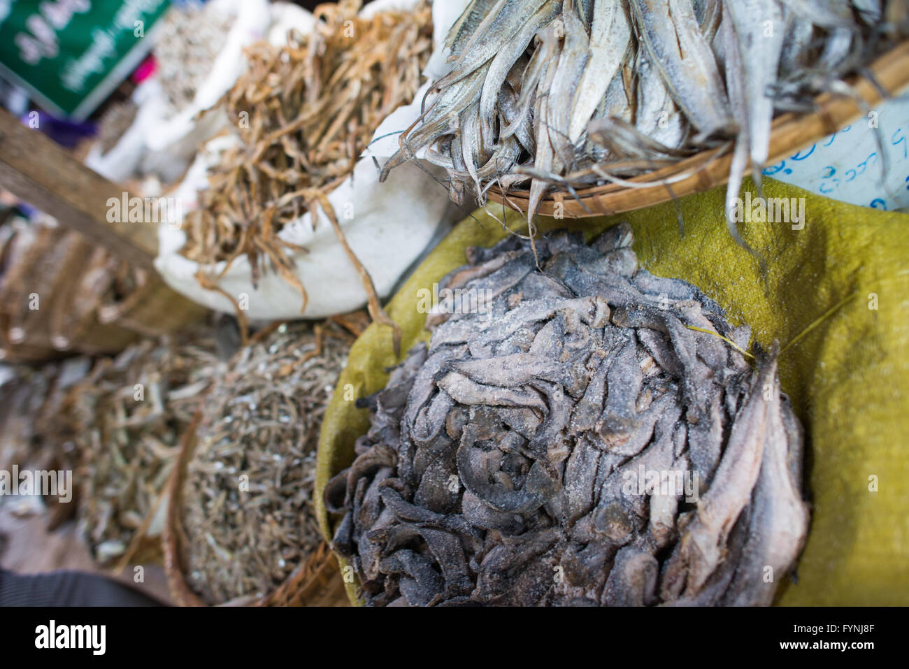 NYAUNG-U, Myanmar - essiccati e il pesce salato sul display in una fase di stallo a Nyaung-U Mercato, vicino a Bagan, Myanmar (Birmania). Foto Stock