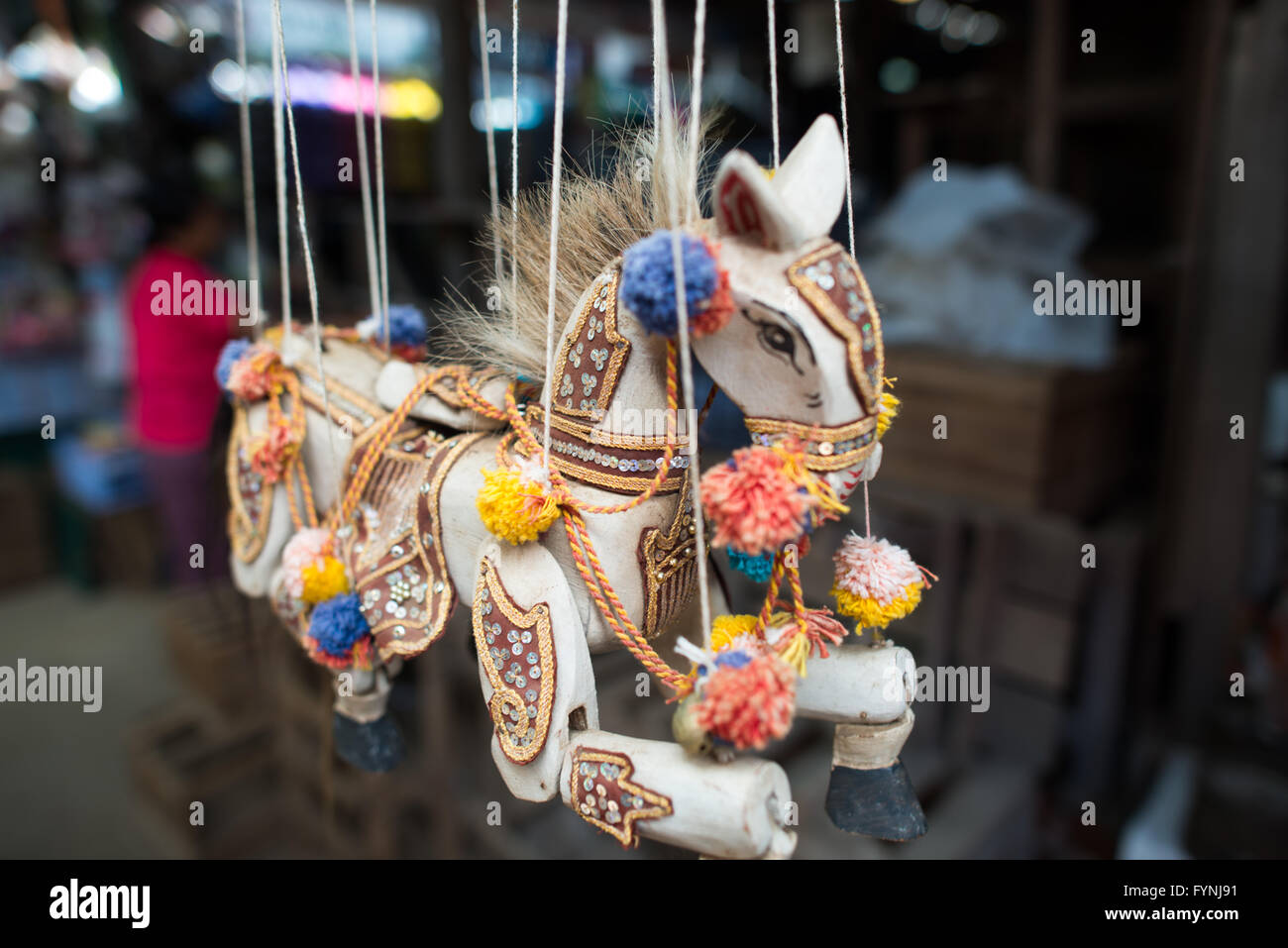NYAUNG-U, Myanmar - una marionetta cavallo giocattolo in vendita a Nyaung-U Mercato, vicino a Bagan, Myanmar (Birmania). Il mercato è anche noto come Mani Sithu mercato. Foto Stock