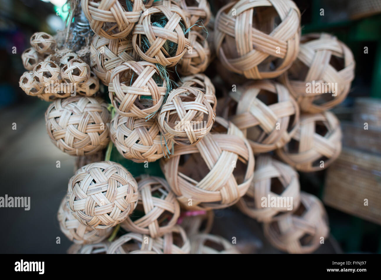 NYAUNG-U, Myanmar - varie dimensioni di canna di palle per giocare il tradizionale sport locale di Chinlone a Nyaung-U Mercato, vicino a Bagan, Myanmar (Birmania). Il mercato è anche noto come Mani Sithu mercato. Foto Stock