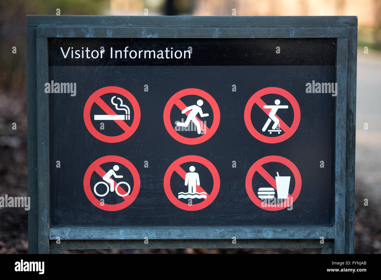 FDR Memorial Restrictions Sign Washington DC // Un cartello che mostra le restrizioni per i visitatori del FDR Memorial presso il Tidal Basin a Washington DC. Foto Stock