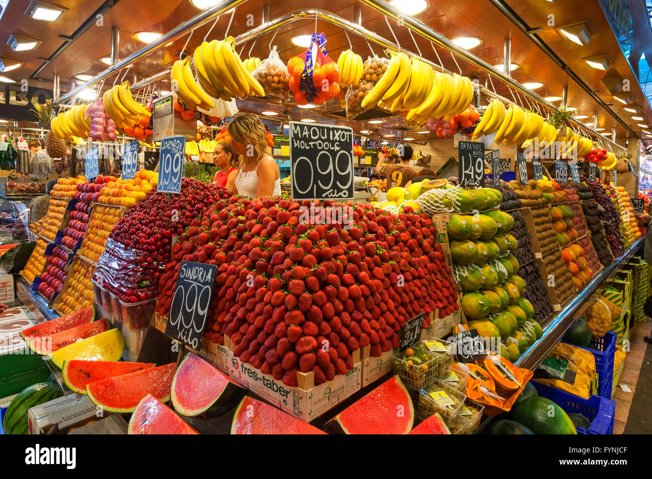 Frutti al Mercat de Sant Josep, al mercato della Boqueria, La Rambla, Barcelona, Spagna Foto Stock