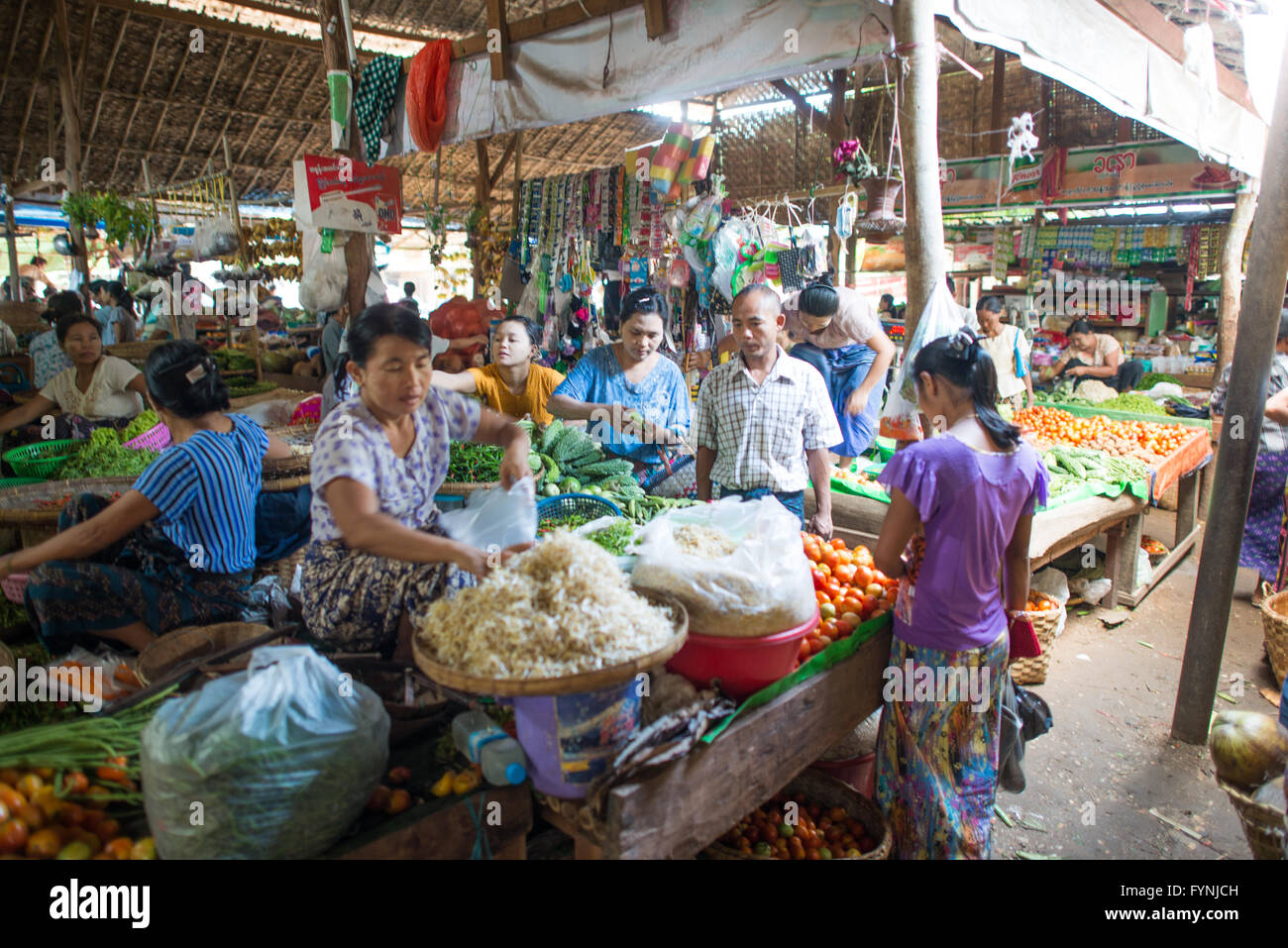 NYAUNG-U, Myanmar - frutta e verdura fresca per la vendita a Nyaung-U Mercato, vicino a Bagan, Myanmar (Birmania). Il mercato è anche noto come Mani Sithu mercato. Foto Stock