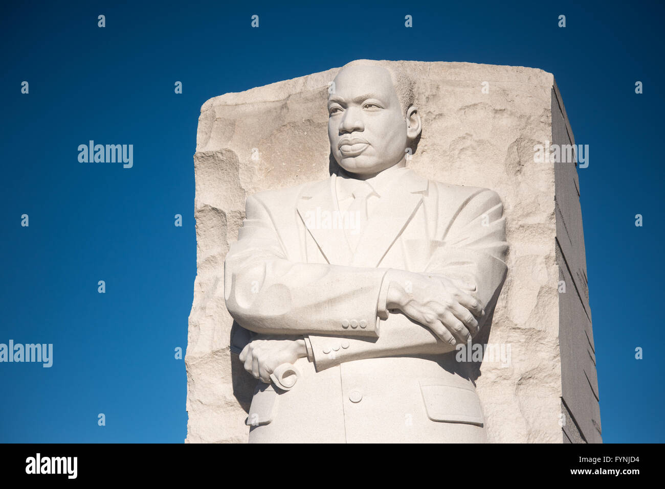 WASHINGTON, DC, Stati Uniti — The Martin Luther King Jr. Il Memoriale si erge in modo prominente sul bacino delle maree a Washington DC. La statua di granito alta 30 metri del Dr. King emerge dalla "pietra della speranza", che viene spinta in avanti dalla "montagna della disperazione". Le iscrizioni dei discorsi del re delimitano le pareti circostanti, con gli alberi di ciliegio in fiore del bacino delle Tidal visibili sullo sfondo. Foto Stock