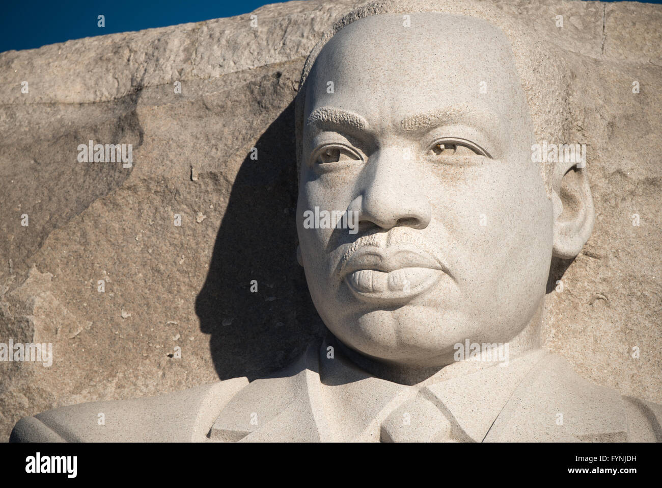 WASHINGTON, DC, Stati Uniti — The Martin Luther King Jr. Il Memoriale si erge in modo prominente sul bacino delle maree a Washington DC. La statua di granito alta 30 metri del Dr. King emerge dalla "pietra della speranza", che viene spinta in avanti dalla "montagna della disperazione". Le iscrizioni dei discorsi del re delimitano le pareti circostanti, con gli alberi di ciliegio in fiore del bacino delle Tidal visibili sullo sfondo. Foto Stock