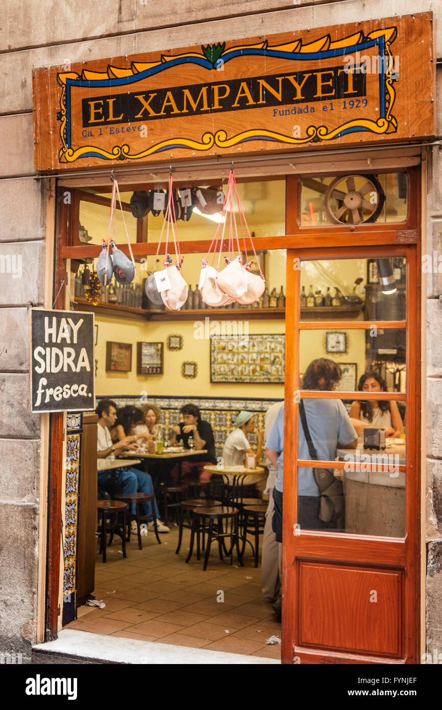 Barcellona Centro storico El Xampanyet Tapa bar vicino al Museo Picasso Foto Stock