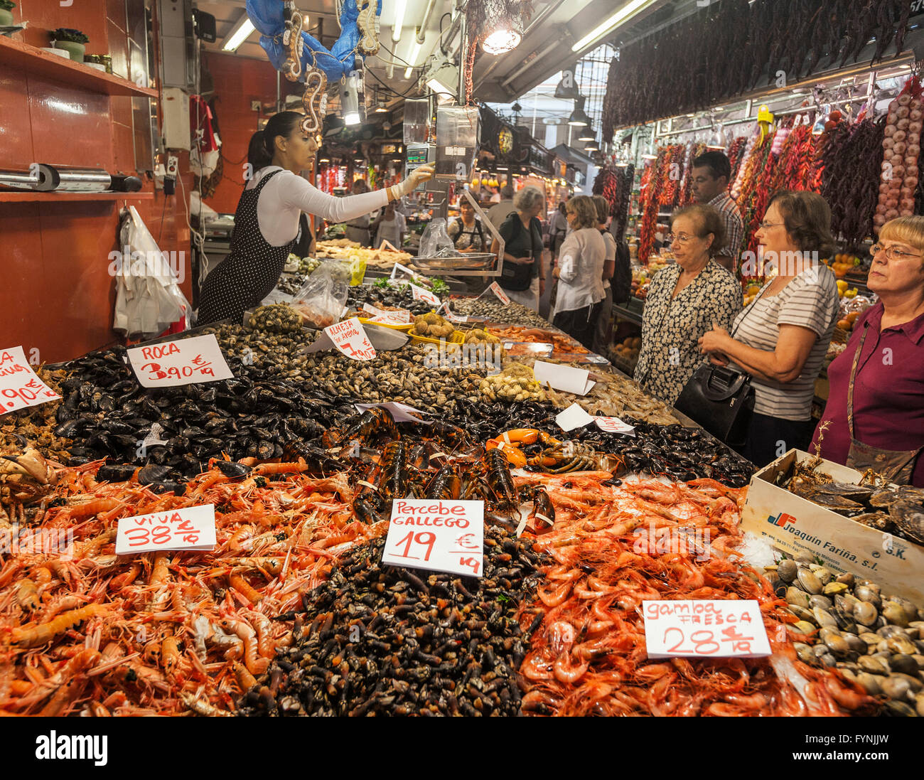 Frutti di mare, pesce, Mercat de Sant Josep situato sulla Rambla, al mercato della Boqueria, Barcellona, Spagna Foto Stock