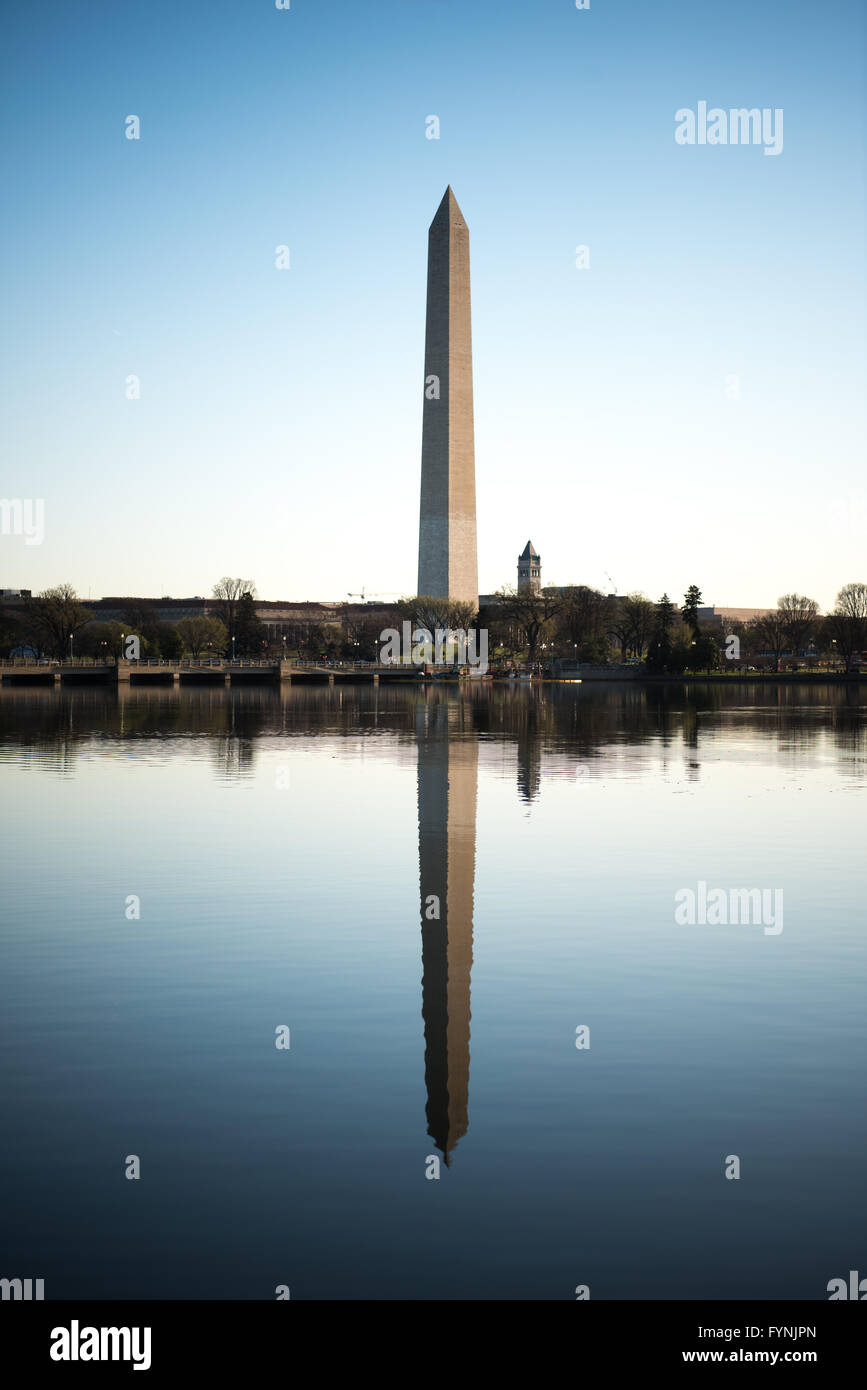 Washington Monument Reflection Tidal Basin Washington DC // WASHINGTON DC — il Washington Monument, situato nel cuore del National Mall, si riflette sulle acque tranquille del vicino bacino di marea a Washington DC. L'obelisco in marmo di 555 piedi, completato nel 1884, onora il primo presidente della nazione, George Washington. Il bacino delle maree, un bacino artificiale parzialmente artificiale, fa parte del Parco del Potomac Occidentale ed è meglio conosciuto per i ciliegi che fiancheggiano le sue coste, donati dal Giappone nel 1912. Il monumento e la sua riflessione creano un'immagine simmetrica che è diventata una vista iconica del capi della nazione Foto Stock