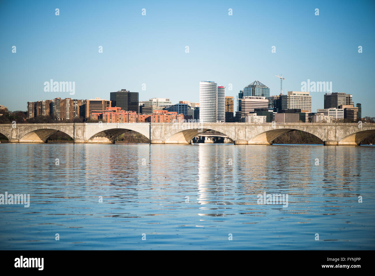 Arlington Memorial Bridge Rosslyn Skyline Washington DC // WASHINGTON DC — lo skyline di Rosslyn, un vivace quartiere di Arlington, Virginia, sorge sul fiume Potomac da Washington DC. In primo piano, lo storico Arlington Memorial Bridge attraversa il fiume, collegando il Lincoln Memorial con il cimitero nazionale di Arlington. Questa vista cattura la miscela perfetta della capitale della nazione con i suoi sobborghi della Virginia. Foto Stock