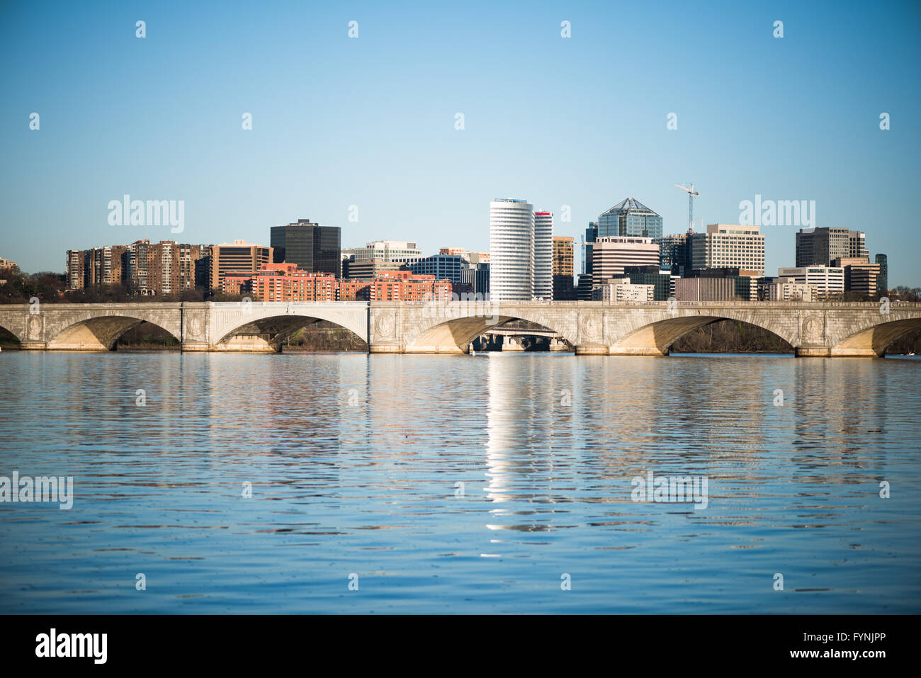 WASHINGTON DC, Stati Uniti - lo skyline di Rosslyn, un quartiere di Arlington, Virginia, direttamente attraversato il fiume dal Washignton DC. In primo piano è di Arlington Memorial Bridge e il fiume Potomac. Foto Stock