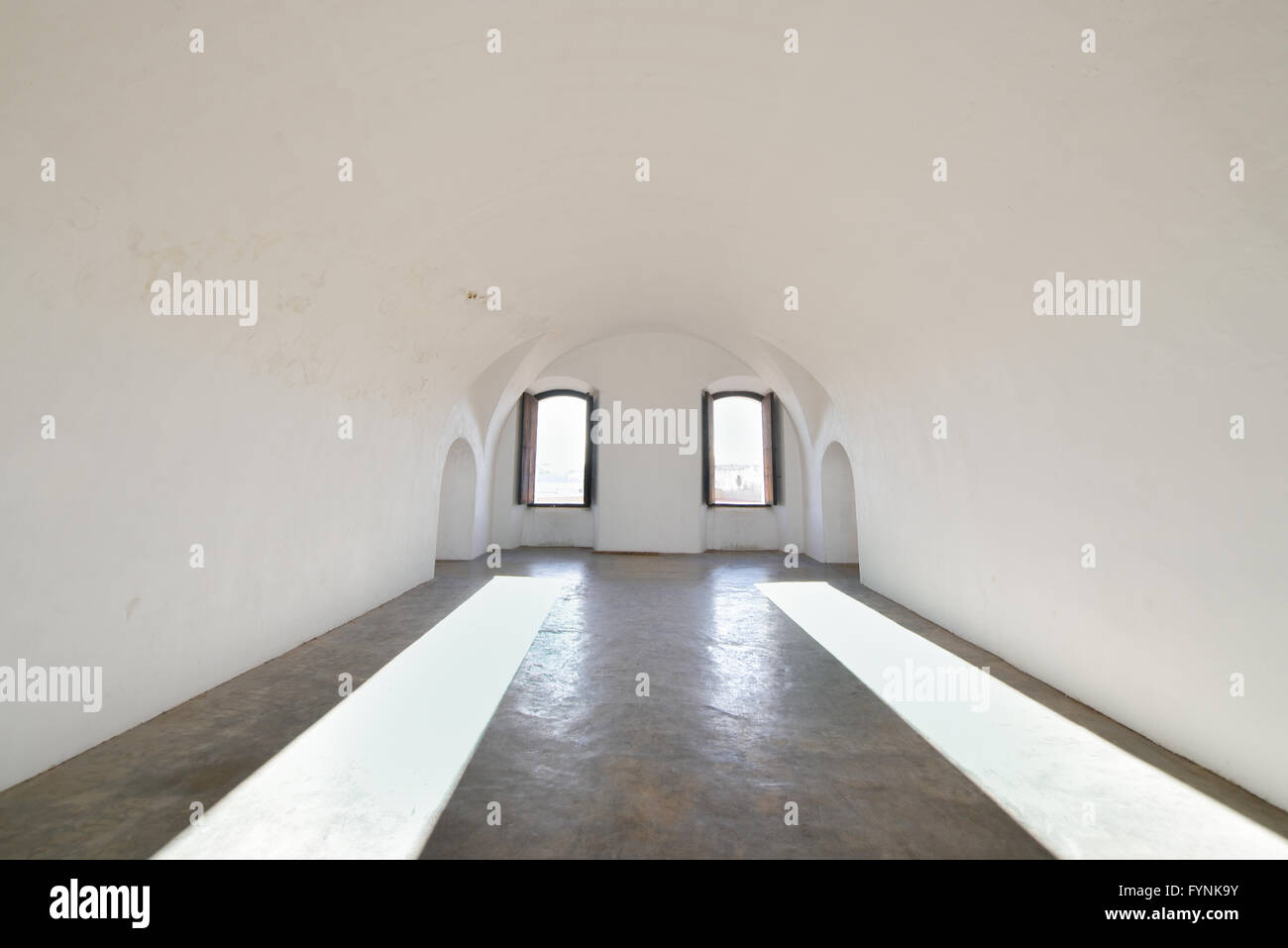 Una stanza bianca all'interno del Castillo San Cristobal, San Juan, Puerto Rico Foto Stock