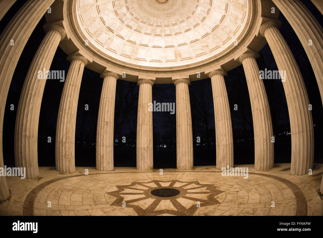 Il Monumento commemorativo della prima guerra mondiale nel National Mall di Washington DC è una rotonda dedicata ai residenti del Distretto di Columbia che morì durante la prima guerra mondiale A differenza della maggior parte degli altri monumenti del National Mall, non è un monumento nazionale. Il District of Columbia World War i Memorial, un monumento neoclassico dedicato ai residenti di Washington DC che hanno servito nella Grande Guerra, è una testimonianza dei loro sacrifici. Situato sul National Mall, il monumento commemorativo è un'attrazione meno conosciuta ma ha un significato storico per onorare gli eroi locali della capitale della nazione. Foto Stock