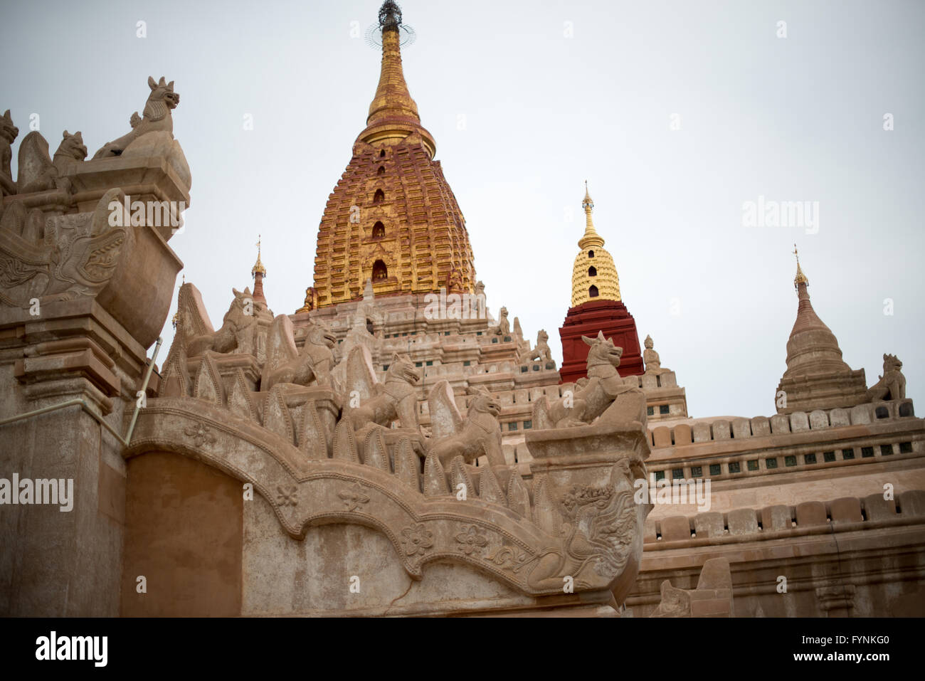 BAGAN, MYANMAR -- Ananda tempio è uno dei più grandi e più venerato migliaia di templi e pagode e stupa di Bagan. Essa risale originariamente al XI al XII secolo, ma è stato ristrutturato molte volte nel corso degli anni, il lavoro che è chiaramente evidente in tutto ma soprattutto all'esterno. Foto Stock