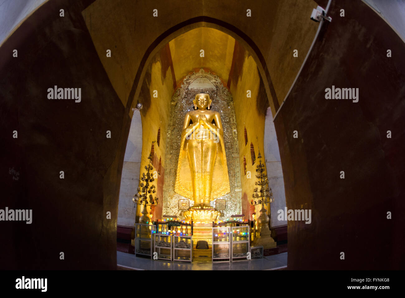 BAGAN, MYANMAR -- Ananda tempio è uno dei più grandi e più venerato migliaia di templi e pagode e stupa di Bagan. Essa risale originariamente al XI al XII secolo, ma è stato ristrutturato molte volte nel corso degli anni, il lavoro che è chiaramente evidente in tutto ma soprattutto all'esterno. Foto Stock