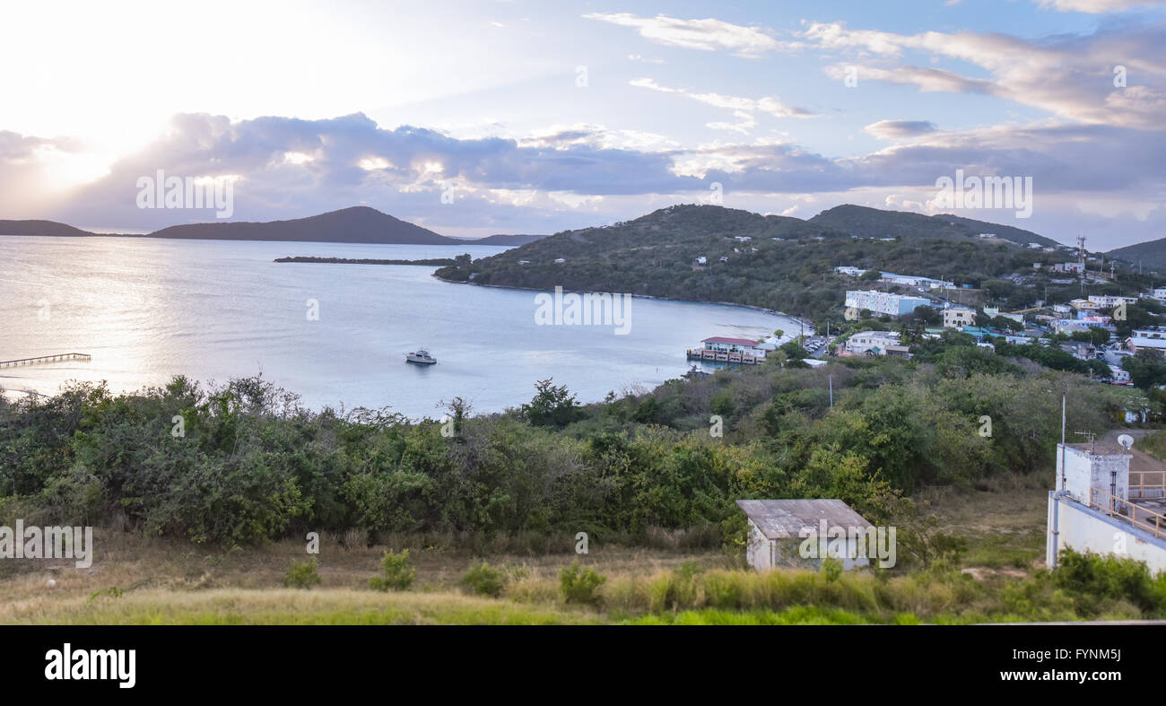 Panorama di pacifica dei Caraibi porto e città al tramonto di Culebra, una piccola isola nel Porto Rico Foto Stock