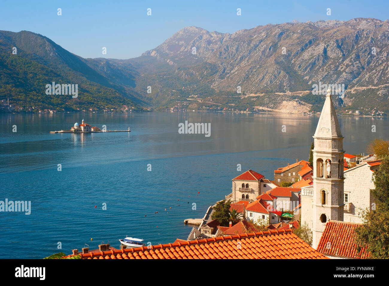Vista dell'isola di San Giorgio e la Madonna delle rocce e la vecchia architettura di Perast, Montenegro. Foto Stock