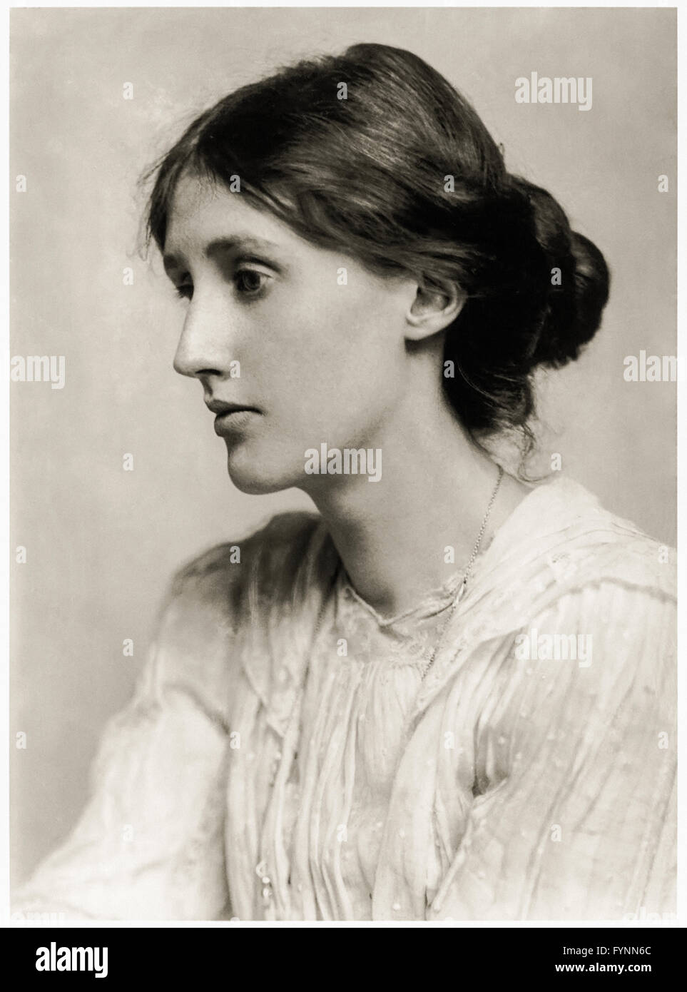 Virginia Woolf (1882-1941), scrittore inglese e membro del gruppo Bloomsbury. Studio fotografia scattata da George Charles Beresford (1864-1938) nel 1902. Foto Stock