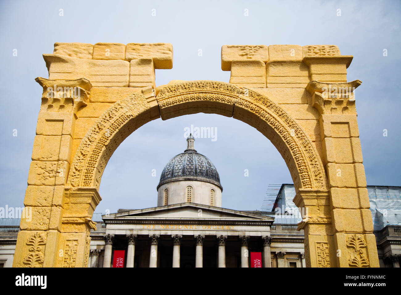 I turisti in una giornata di sole a Londra per visualizzare una replica di un monumento siriano a Londra in Trafalgar Square. Foto Stock