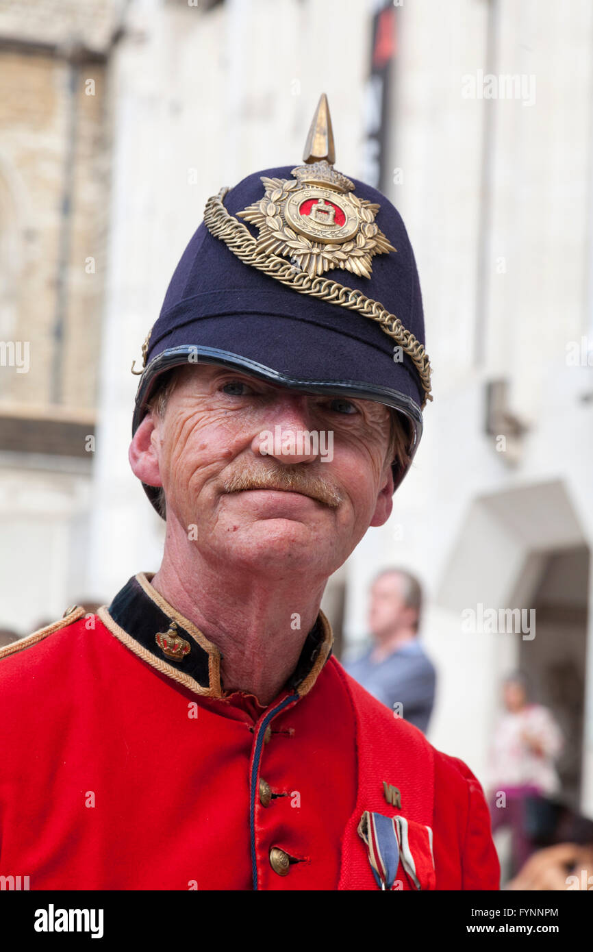 Un attore vestito come un soldato vittoriano in uniforme militare e casco spiked, perlacea re e regine Festival di autunno, Londra Foto Stock