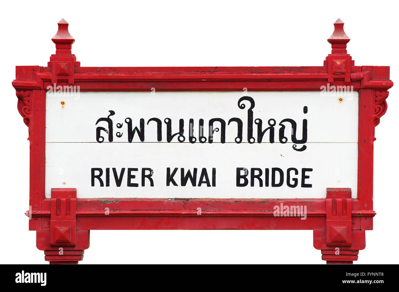 Il fiume Kwai Bridge firmare presso l'adiacente stazione ferroviaria, Kanchanaburi, Thailandia. Immagine isolata. Foto Stock