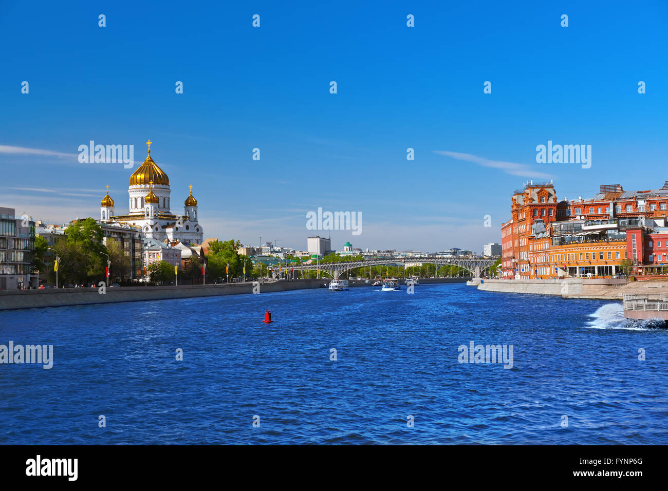 Chiesa di Cristo Salvatore e l'ex edificio di fabbrica a Mosca Russia Foto Stock