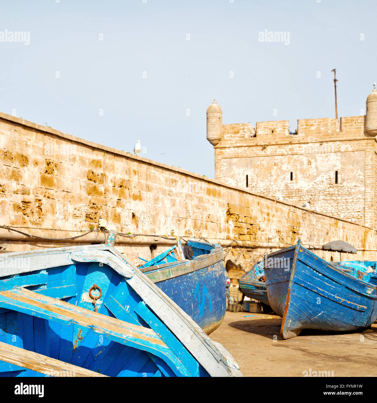 Barca e mare in africa marocco vecchio castello di mattoni marrone sky Foto Stock