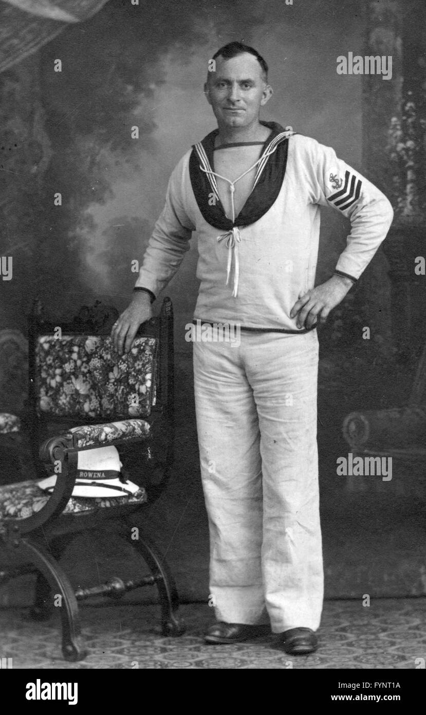 Royal Naval NAVY sailor in uniforme tropicale con sun casco post grande guerra marinaio leader Foto Stock