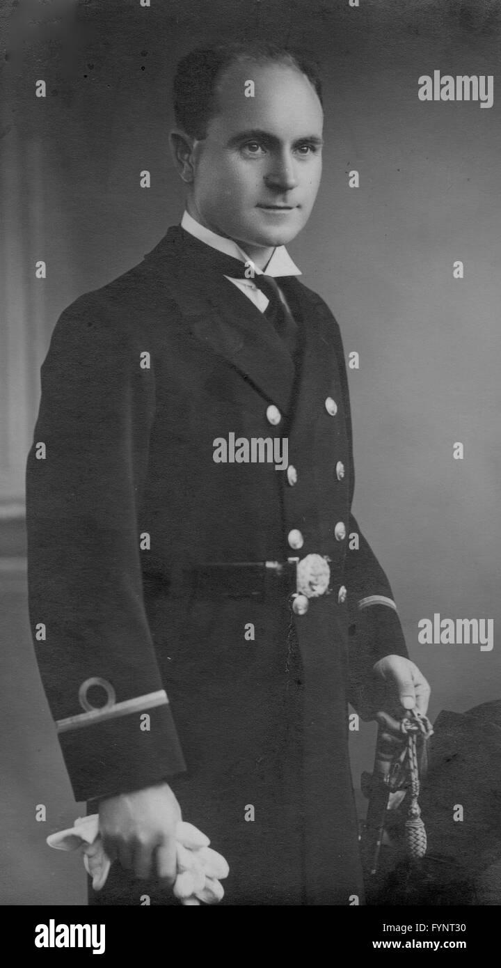 Royal Naval NAVY sailor della Grande Guerra mandato ufficiale con la spada Foto Stock