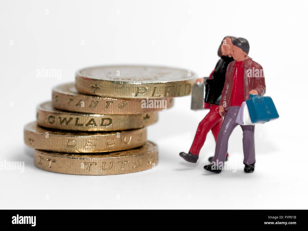 Una miniatura del giovane il trasporto delle borse della spesa a piedi da pile di una libbra di monete. Foto Stock