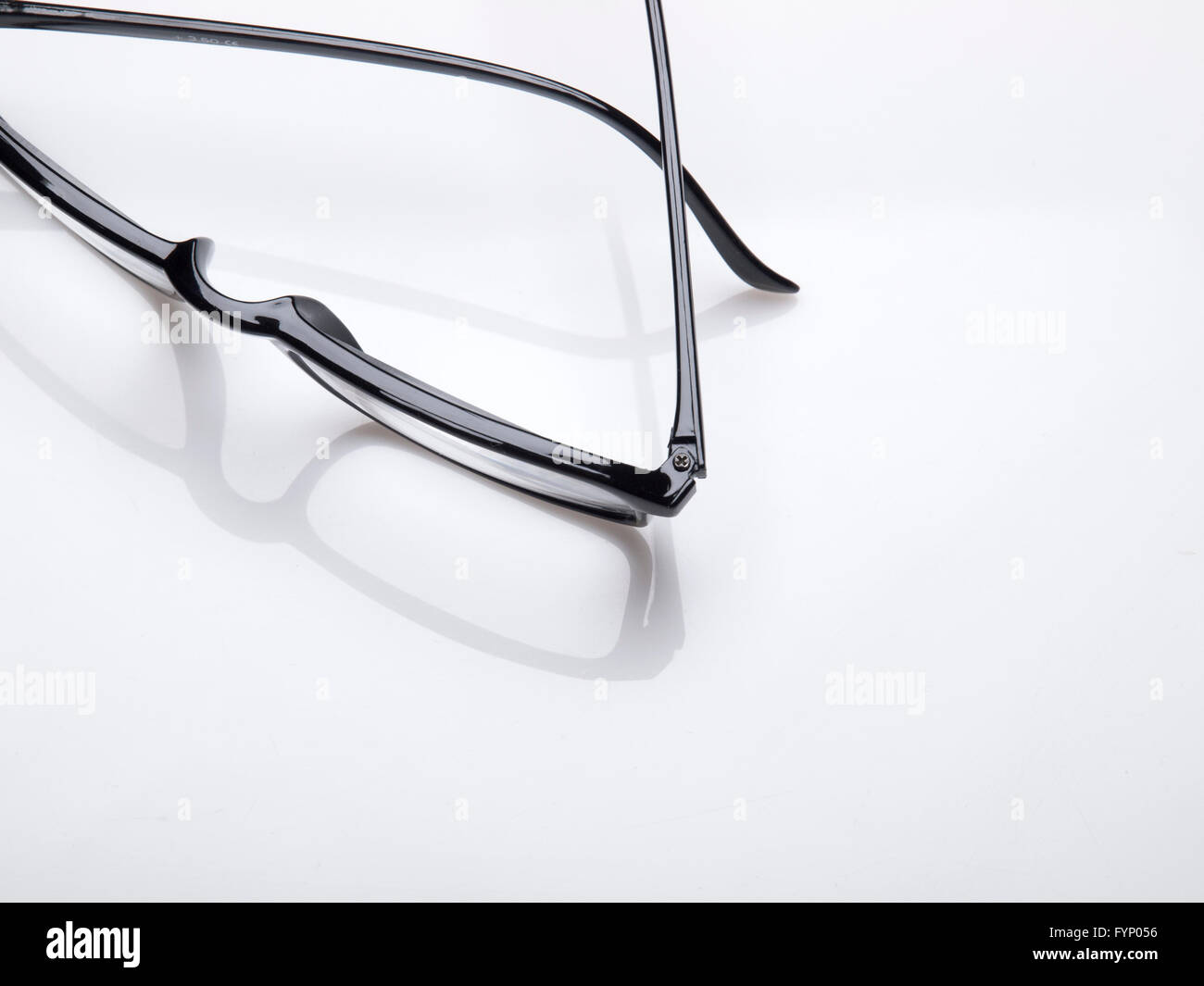 Occhiali con montatura nera su sfondo bianco Foto Stock