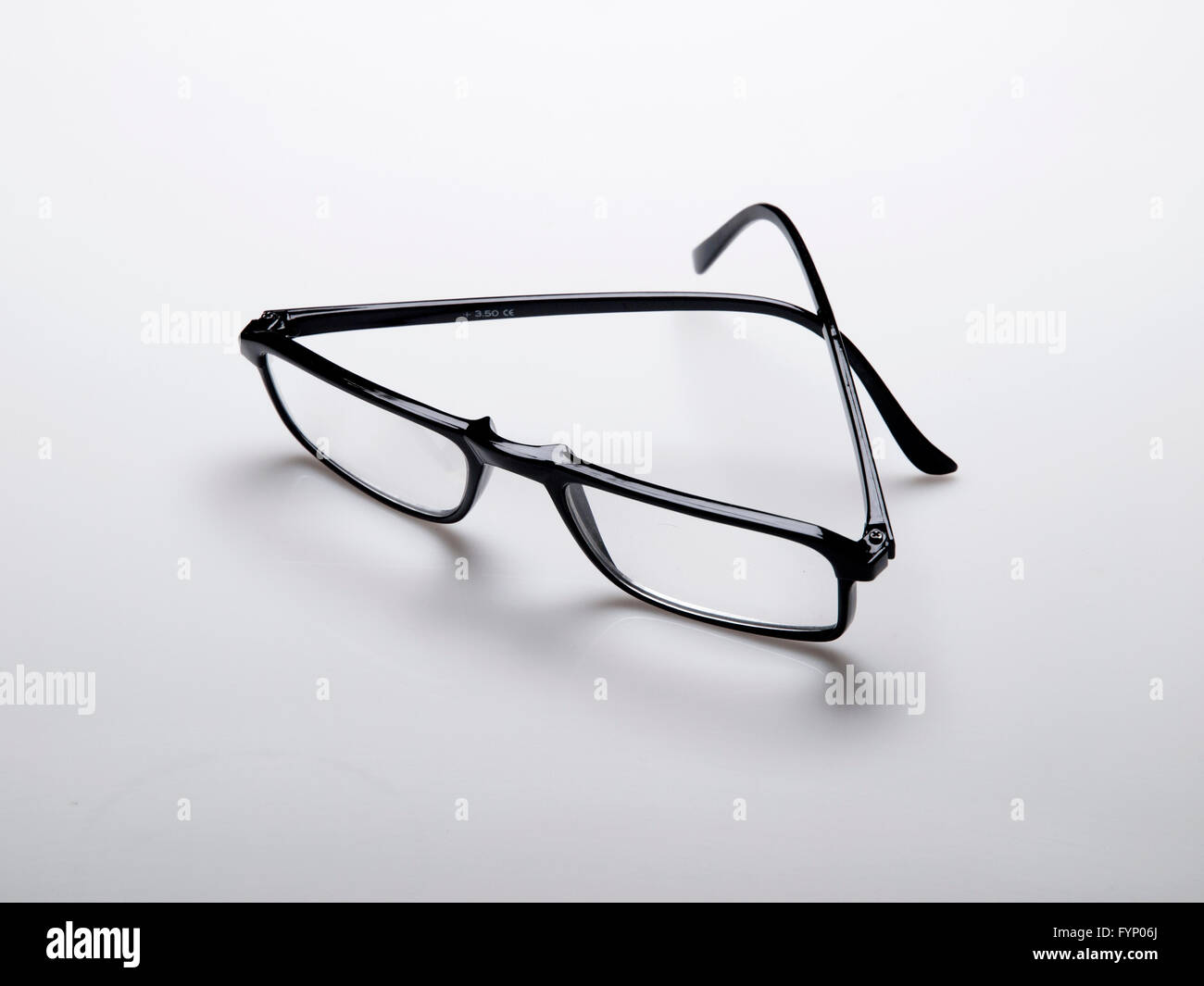 Occhiali con montatura nera su sfondo bianco Foto Stock