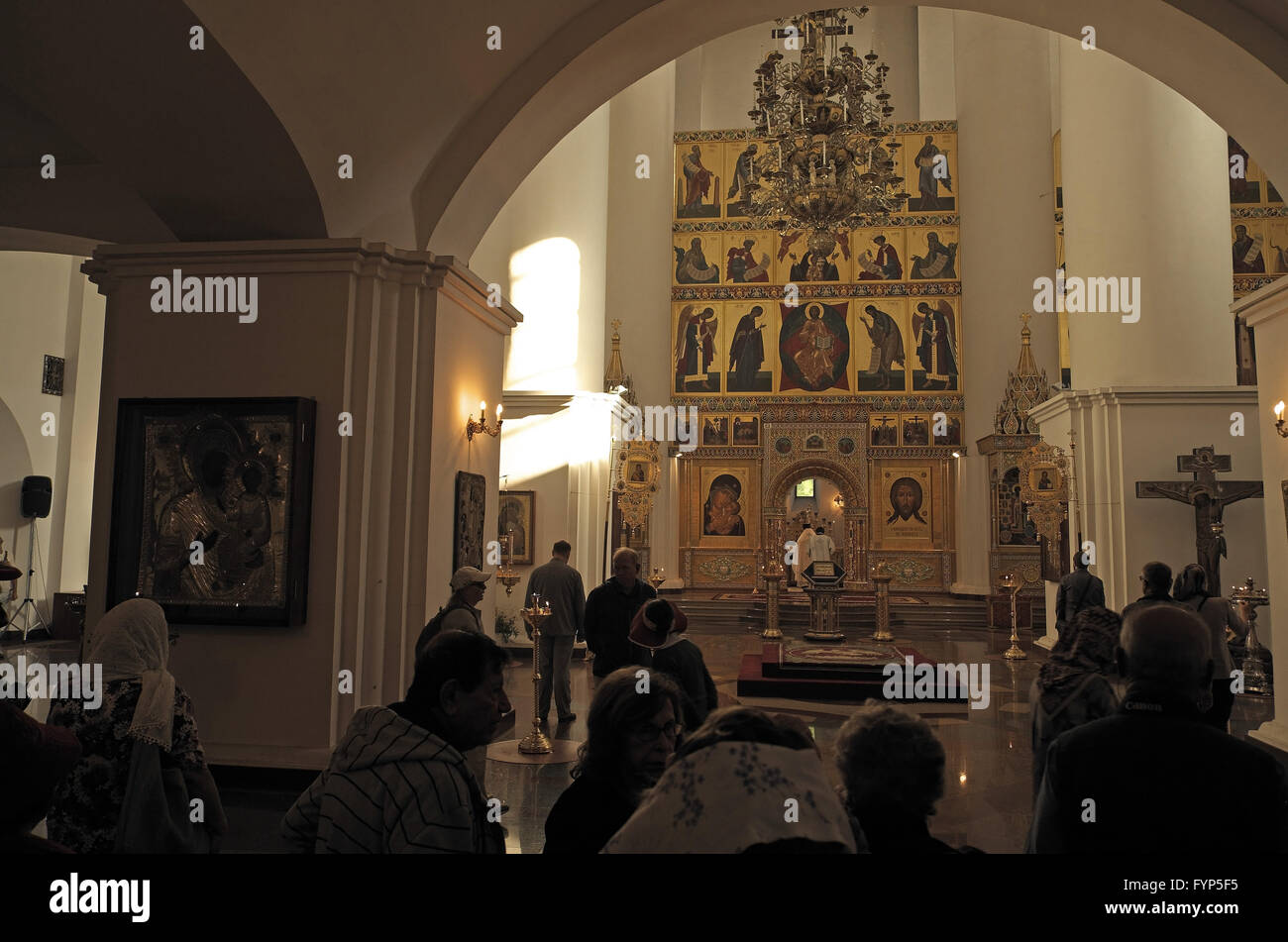 Icone moderne, gli interni della cattedrale dell'Assunzione della Beata Vergine Maria, yaroslavl, Russia. Foto Stock