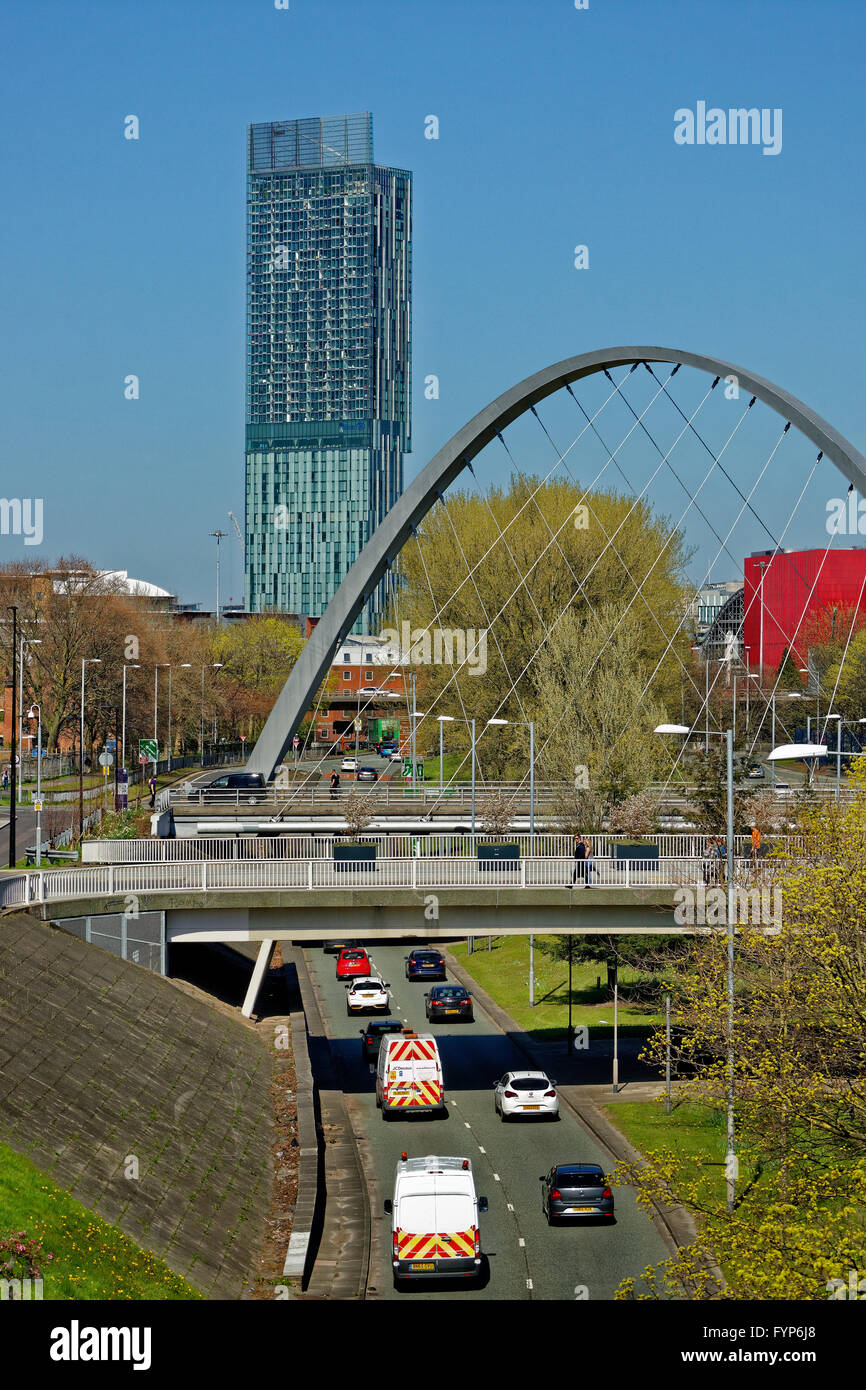 Più vecchio (2017) skyline di Manchester da sud con Hulme Arch e parte della Manchester Metropolitan University sulla sinistra. Nuovi 2021 scatti disponibili da solo. Foto Stock