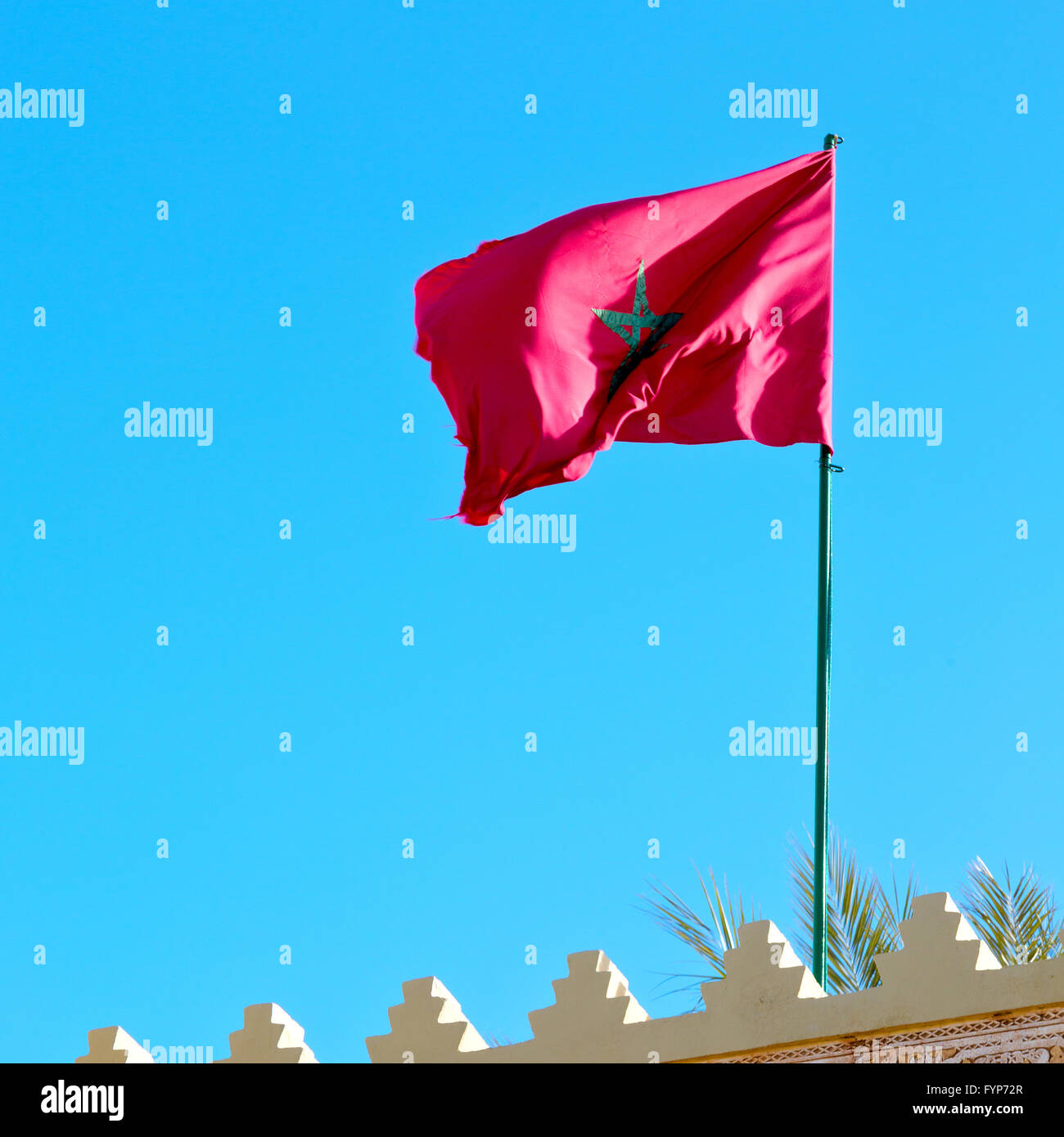Tunisia sventola bandiera in blu il colore del cielo e merlature wave Foto Stock