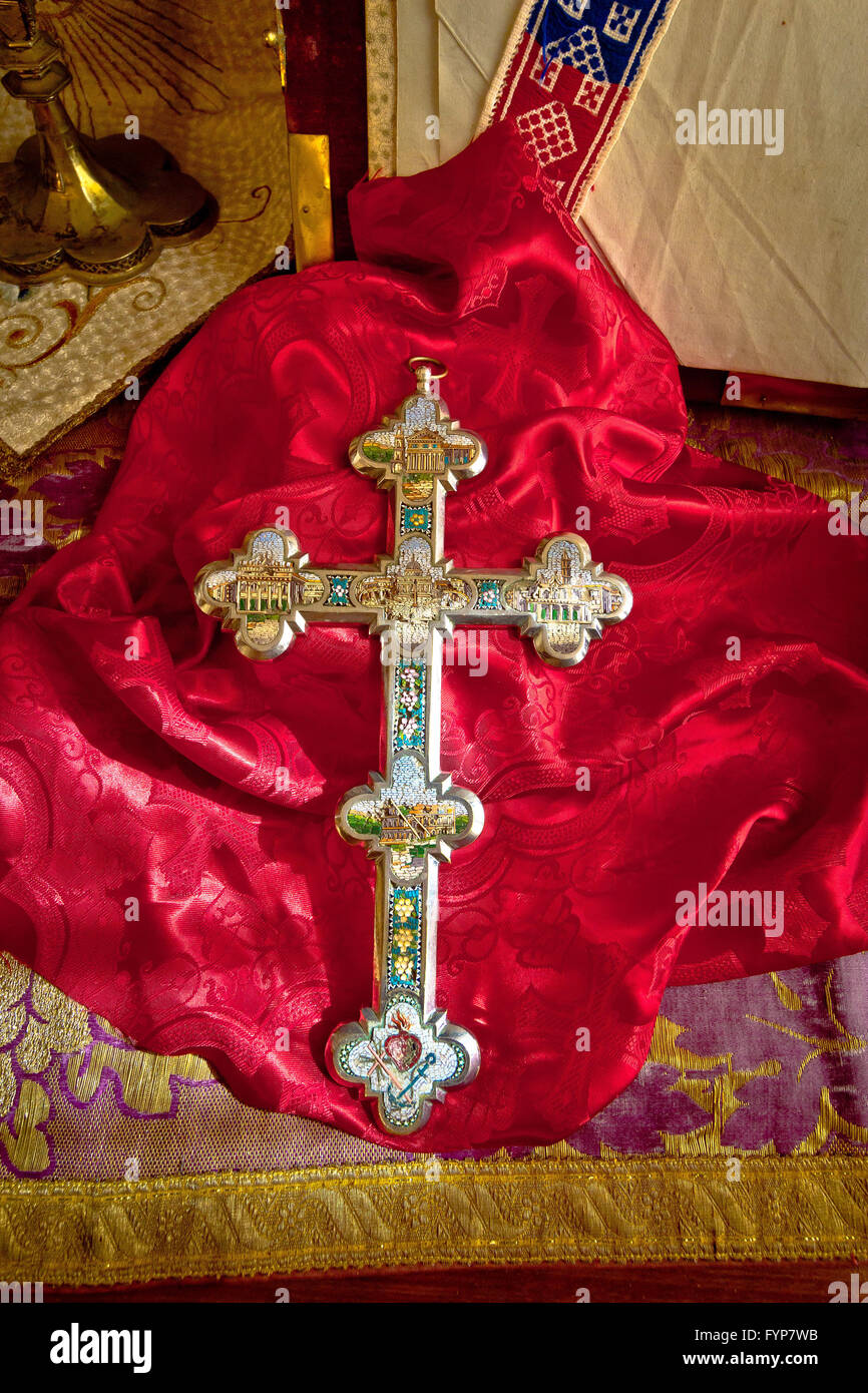 Golden Croce cattolica sul panno rosso Foto Stock