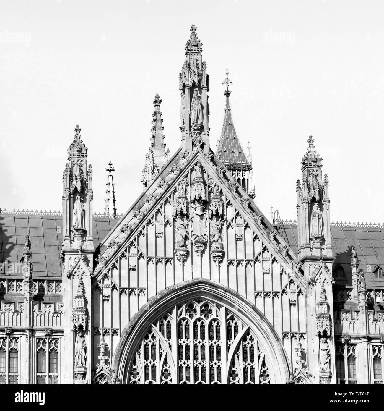 A Londra il vecchio parlamento storica finestra di vetro struttura e sky Foto Stock
