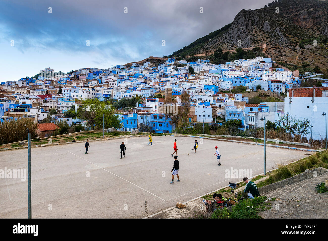 Chefchaouen, Marocco - 10 Aprile 2016: ragazzi che giocano a calcio nella città di Chefchaouen in Marocco. Foto Stock